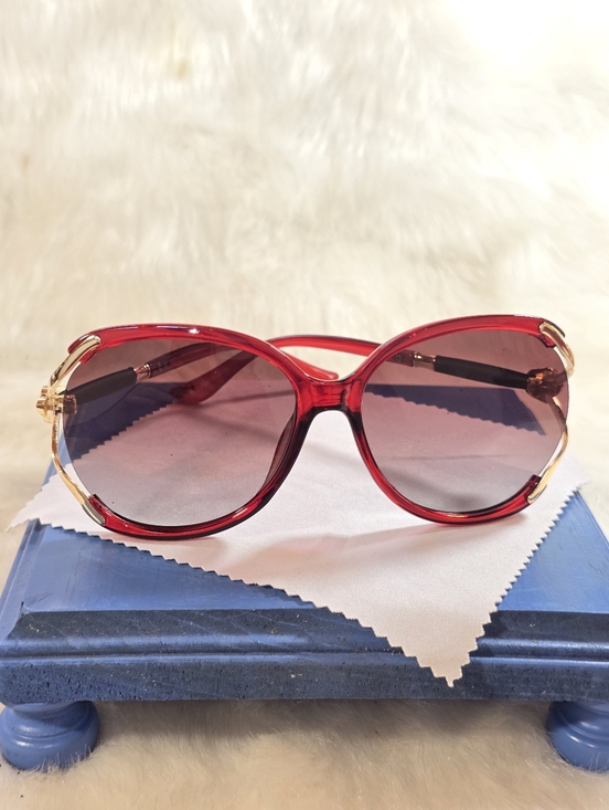 Accessories - Red Oversized Women's Sunglasses - Fashionable UV Shades
